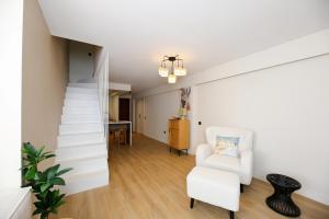 Coastal Charm by Neuvel