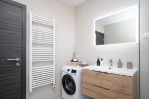 Bondi Residence - Sea View Apartments with Pool