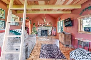 10-Acre Kingston Getaway Sauna and Fire Pit