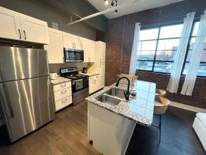 Studio Apt King Bed Full Kitchen By KeenStays