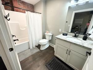 Studio Apt King Bed Full Kitchen By KeenStays