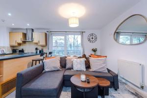Sleek 2BR Altrincham Home Parking Near Station