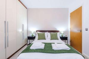 Sleek 2BR Altrincham Home Parking Near Station