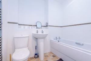 Sleek 2BR Altrincham Home Parking Near Station