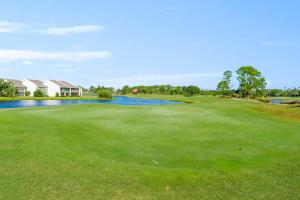 Pet Friendly Beach House - Blueberry by the Beach