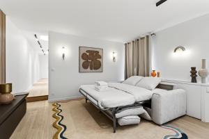 31 Flat 8 person St Lazare Galerie LaFayette Paris 8th