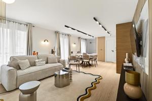 31 Flat 8 person St Lazare Galerie LaFayette Paris 8th