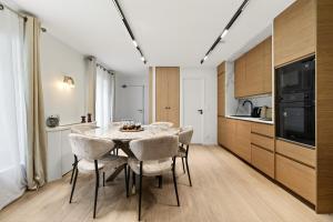 31 Flat 8 person St Lazare Galerie LaFayette Paris 8th