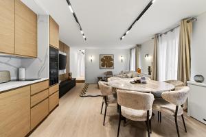 31 Flat 8 person St Lazare Galerie LaFayette Paris 8th
