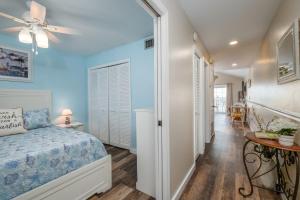 Charming Condo at Island Place 211!