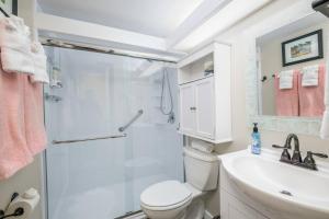 Charming Condo at Island Place 211!