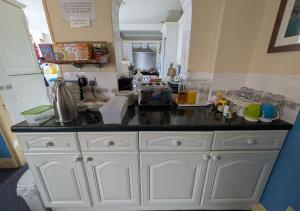 Kingswinford Guest House with Free Parking