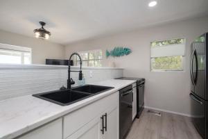 Waterfront Cottages with Sunsets, Kayaks Included!