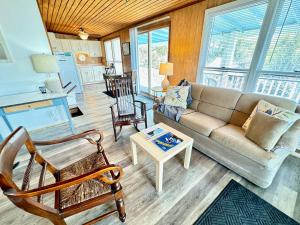 Downtown Apartment Half Block to Sunsets on Water