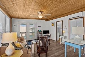 Downtown Apartment Half Block to Sunsets on Water