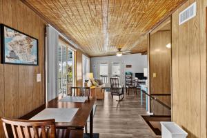 Downtown Apartment Half Block to Sunsets on Water