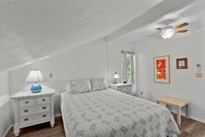 Downtown Apartment Half Block to Sunsets on Water