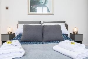 Arty Character Apartment Steps from the Seafront - Pass the Keys