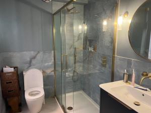 Lovely, large, light apartment