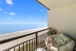 Beachside Bliss: Oceanfront Suite w Breakfast