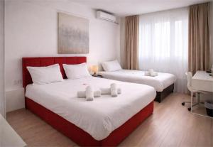 City Plaza Apartments & Rooms