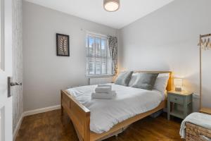 Stylish York Home Free Parking Sleeps 4 - Pass the Keys