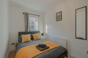 Cosy 3BR House by D3 Short Stay, Sleeps 8, Free on-site Parking & Garden