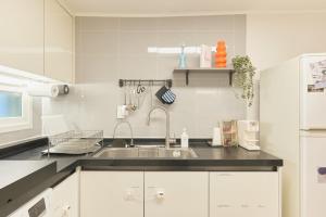 Sinsa Still - 5 minutes from Sinsa Station, 8 minutes from Nonhyeon Station, 5 minutes from Airport Bus, Luggage Storage, Adult Hospital, Business Trip, Hangang Park, Convenient Transportation