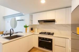 Casco Viejo 1BR Loft - Rooftop Pool Gym & Balcony
