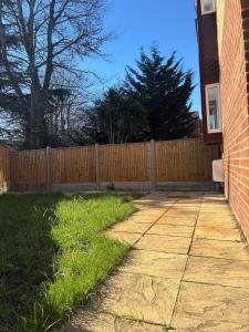 1 Bedroom House with Parking, Bus Links and Garden