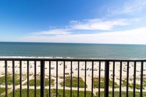 Natures Front-Row: 11th Floor Palms King Suite