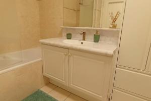 Le Casta Spacious terrace 2 min to beaches