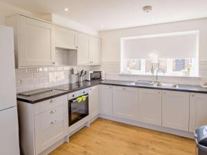 3 Bed in Newport oc-90252