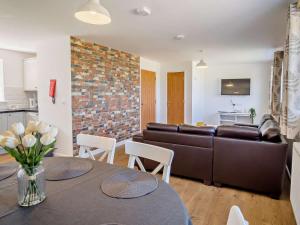 3 Bed in Newport oc-90252