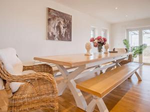 4 Bed in Newport oc-90248