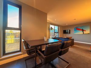 Modern City Centre Balcony Apartment - 2BR - Sleeps 4 - Parking & River Views