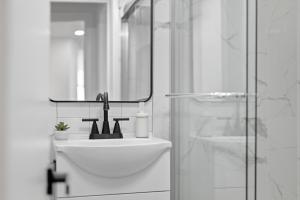 Dormont, Pittsburgh Stylish and Modern Two Bedroom Apartment