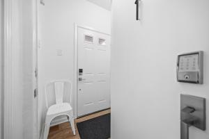 Dormont, Pittsburgh Stylish and Modern Two Bedroom Apartment