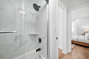 Dormont, Pittsburgh Stylish and Modern Two Bedroom Apartment
