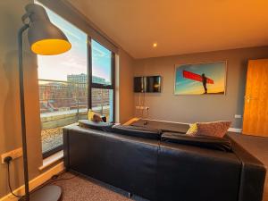 Modern City Centre Balcony Apartment - 2BR - Sleeps 4 - Parking & River Views