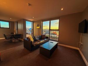 Modern City Centre Balcony Apartment - 2BR - Sleeps 4 - Parking & River Views