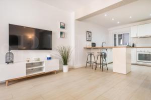 Spacious and modern gem in the center REMS