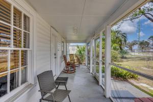 6 Mi to Downtown Jax! Modern Family Home