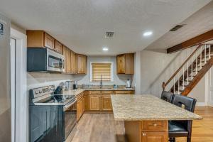 6 Mi to Downtown Jax! Modern Family Home
