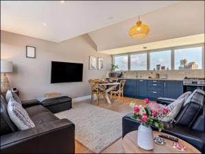 Sea-View Apartment - Steps to Beach & Shops