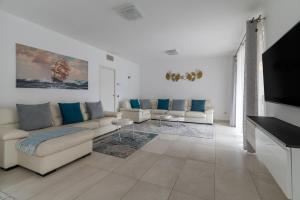 Elegant Lake View Apartment with Pool