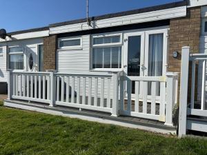 288, Two bed Chalet on Belle Aire Holiday Park - With private veranda, sleeps 5, pet friendly, free Wi-Fi, bed linen and towels included and onsite entertainment available