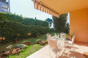 Apartment Fani with lovely garden , near the sea