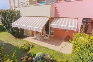 Apartment Fani with lovely garden , near the sea