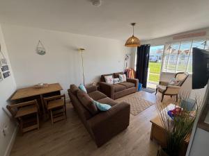 288, Two bed Chalet on Belle Aire Holiday Park - With private veranda, sleeps 5, pet friendly, free Wi-Fi, bed linen and towels included and onsite entertainment available